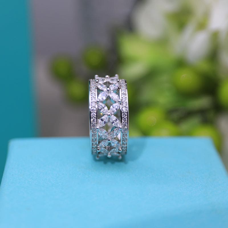 18K T Victoria Ring